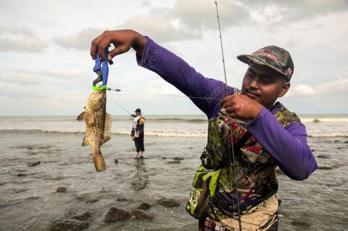 AKTIVITI MEMANCING DI PANTAI BATU HITAM