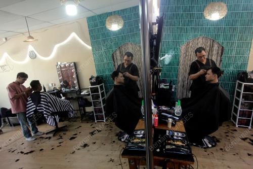 TINJAUAN KEDAI GUNTING RAMBUT MENJELANG RAYA