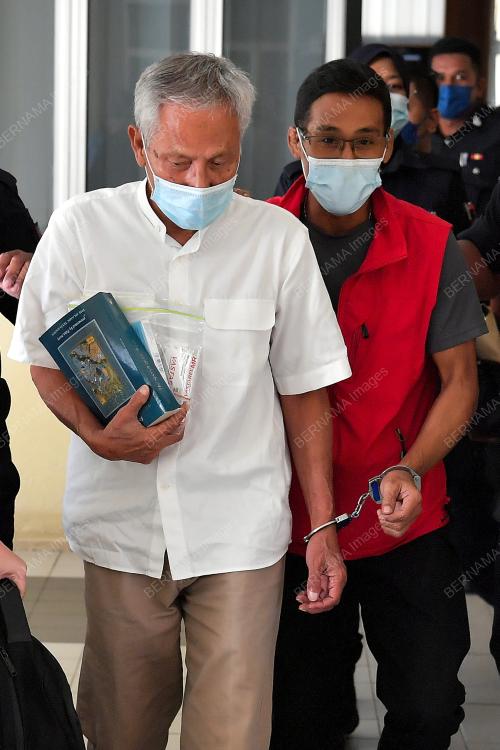 BEKAS DIPLOMAT, ANAK DIDAKWA TANAM 102 POKOK GANJA