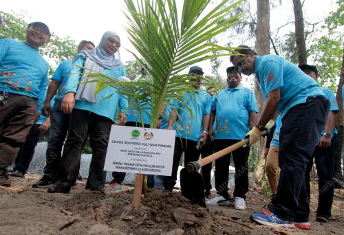 DATUK DR ADNAN MAT