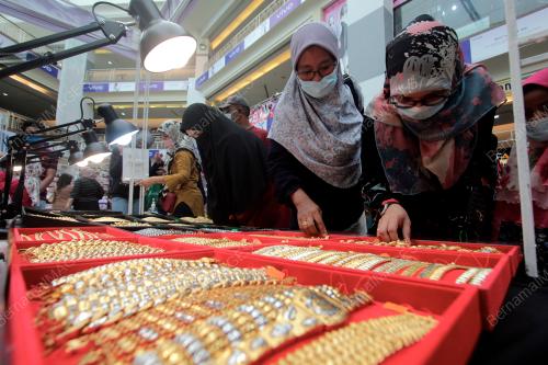 MEMBELI AKSESORI GELANG