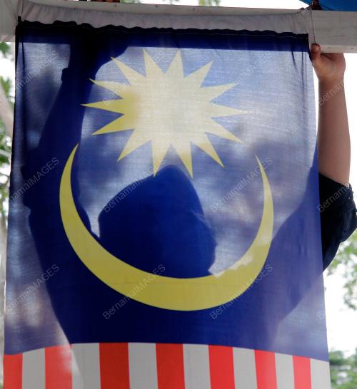 MENGGANTUNG JALUR GEMILANG