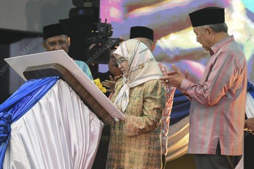 TENGKU AZIZAH AMINAH MAIMUNAH ISKANDARIAH