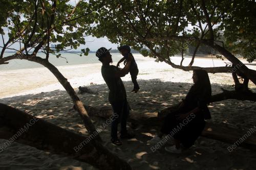 BERTEDUH DI TEPI PANTAI