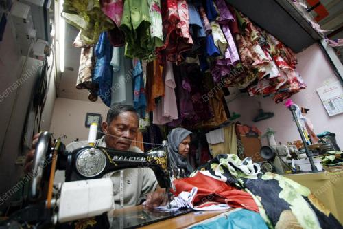 TEMPAHAN PAKAIAN RAYA