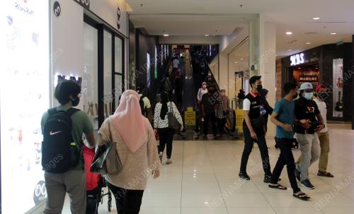 PENGUNJUNG KOMPLEKS BELI BELAH