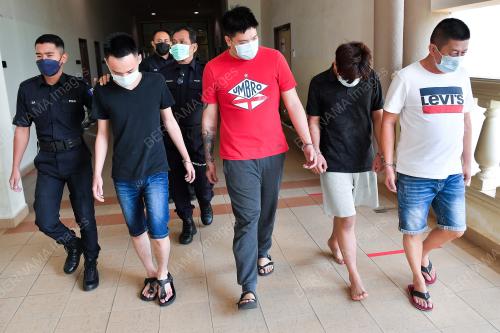 EMPAT LELAKI DIDAKWA BANTU BERI PINJAMAN WANG MENGELIRUKAN