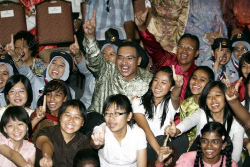 100 HARI NAJIB BERSAMA RAKYAT