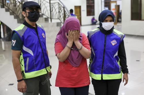 WANITA DIDENDA RM5,000 MILIKI KAD PENGENALAN INDIVIDU LAIN