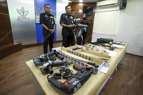 TIGA PENJENAYAH MAUT BERBALAS TEMBAKAN DENGAN POLIS
