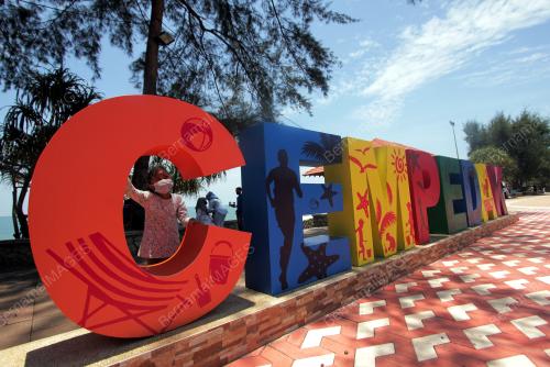 BERSIAR-SIAR DI PANTAI TELUK CEMPEDAK