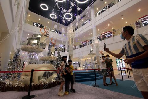 DEKORASI KRISMAS DI PUSAT BELI BELAH