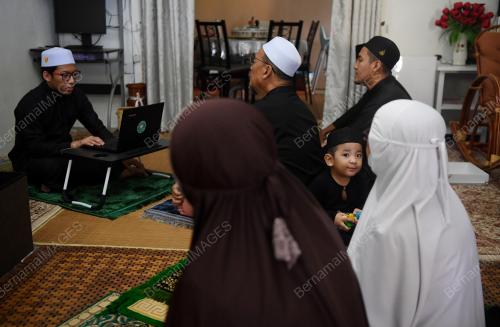 SOLAT RAYA AIDILFITRI DI RUMAH