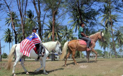 MENUNGGANG KUDA KIBAR JALUR GEMILANG