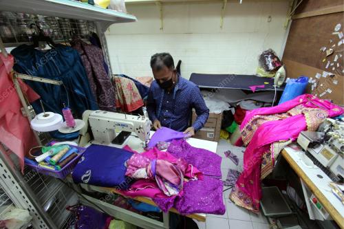 MENJAHIT BUSANA TRADISIONAL INDIA