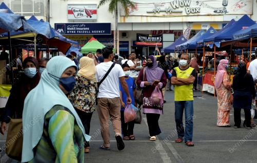 ORANG RAMAI MASIH MEMAKAI PELITUP MUKA