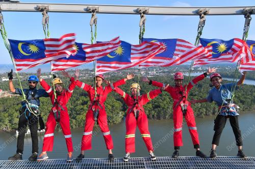 PETUGAS KUANTAN 188 ZAHIR RASA CINTA KEPADA NEGARA DI UDARA