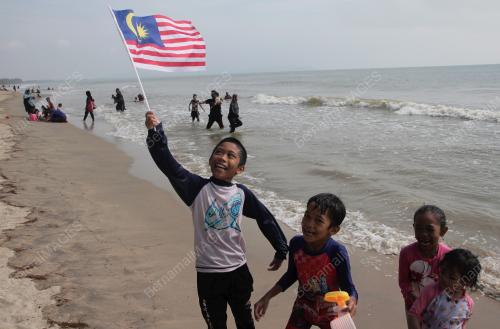 BERKELAH DAN MANDI MANDA DI PANTAI