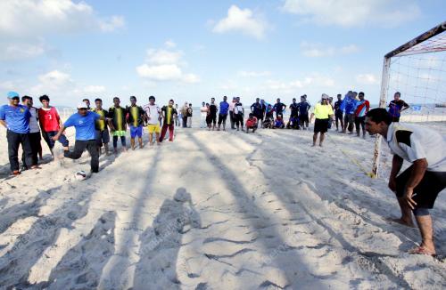 PH01_17032013_BOLA_PANTAI