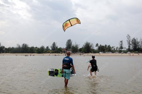 PEMINAT SUKAN KITE SURFING