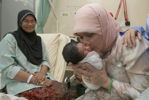 TENGKU AZIZAH AMINAH MAIMUNAH ISKANDARIAH