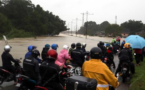 BANJIR JALAN PEKAN-KUANTAN