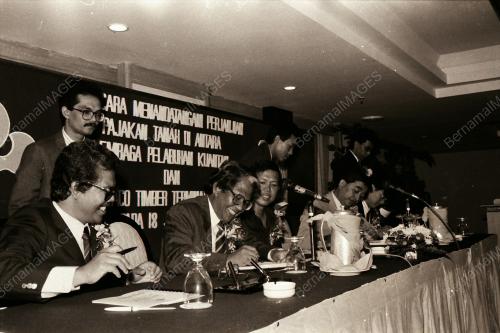 MENANDATANGANI PERJANJIAN LPKN DAN MTT
