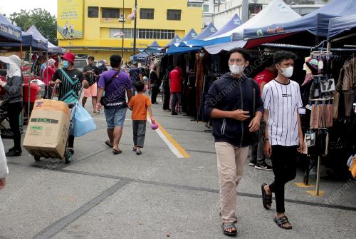 ORANG RAMAI MASIH MEMAKAI PELITUP MUKA