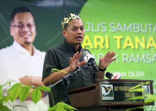 NIK NAZMI NIK AHMAD