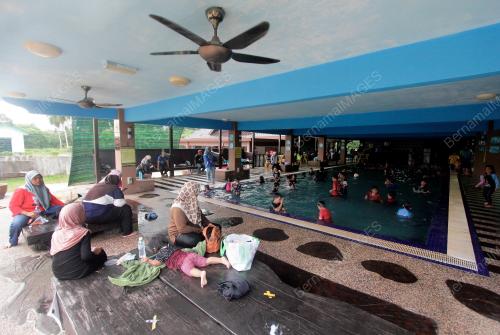 MANDI KOLAM SEJUKKAN BADAN