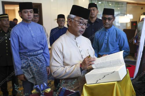 AL-SULTAN ABDULLAH RI'AYATUDDIN AL-MUSTAFA BILLAH SHAH