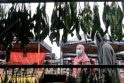 PENGUNJUNG PASAR TANI MEMAKAI PELITUP MUKA