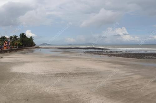 SUASANA PANTAI BATU HITAM LENGANG