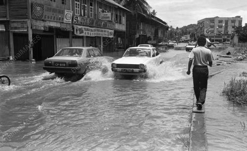 PH01_22062015_BANJIR_KILAT