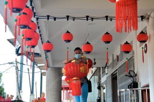 MEMASANG TANGLUNG TAHUN BAHARU CINA