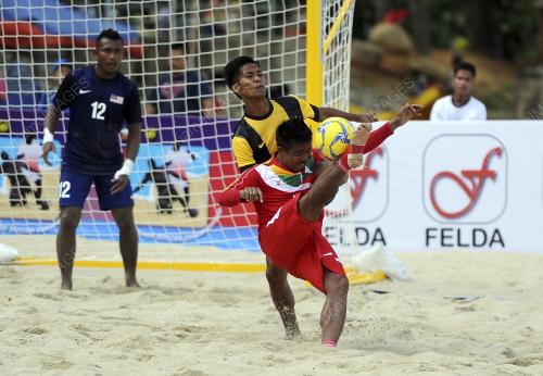 PH01_23102014_BOLA_PANTAI