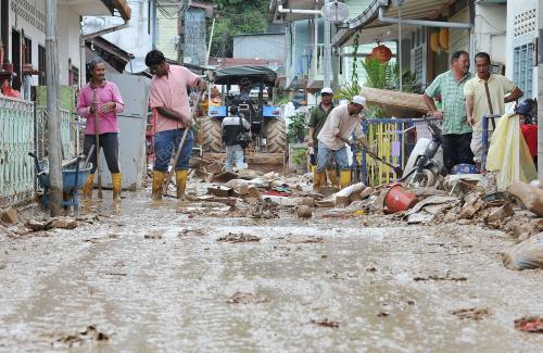 PH01_24102013_BANJIR_LUMPUR