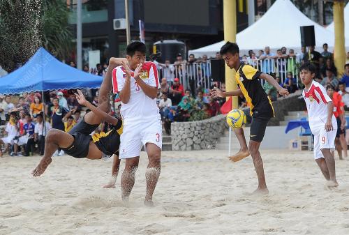 PH01_24102014_BOLA_PANTAI
