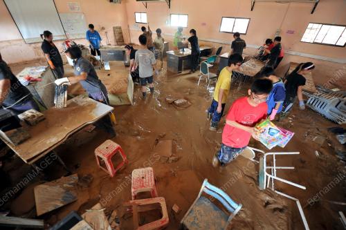 PH01_25102013_BANJIR_LUMPUR