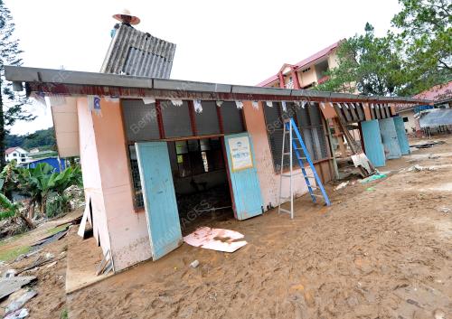 PH01_26102013_BANJIR_LUMPUR_8