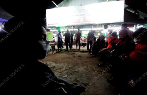 PELANGGAN MENUNGGU MASUK RESTORAN