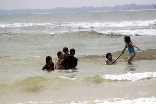 KELUARGA MANDI LAUT
