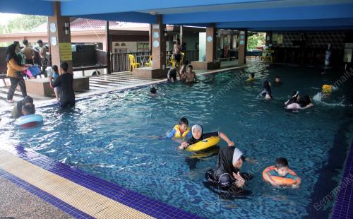 ORANG RAMAI MANDI KOLAM
