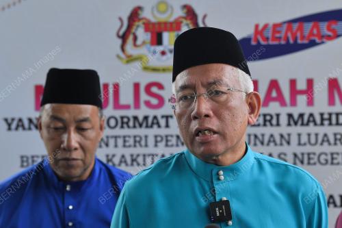 DATUK SERI MAHDZIR KHALID