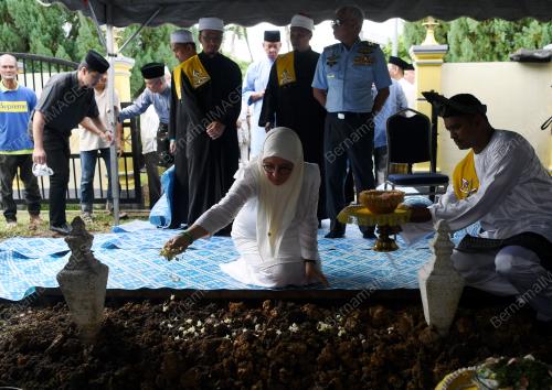 PH01_28112017_TUNKU_AZIZAH