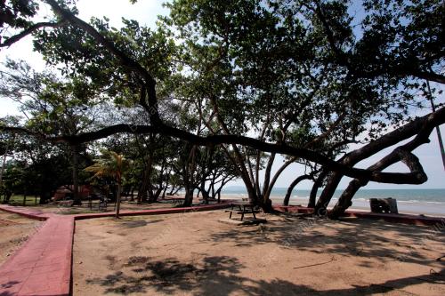 SUASANA LENGANG DI PANTAI SEPAT