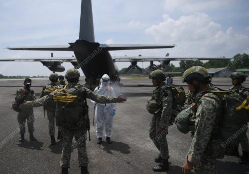 SANITASI ANGGOTA 10 BRIGED PARA SEBELUM LATIHAN TERJUN