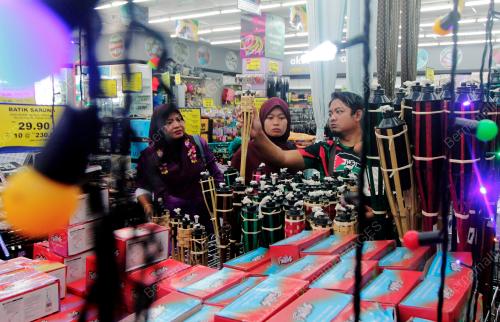 MEMBELI PELITA BULUH