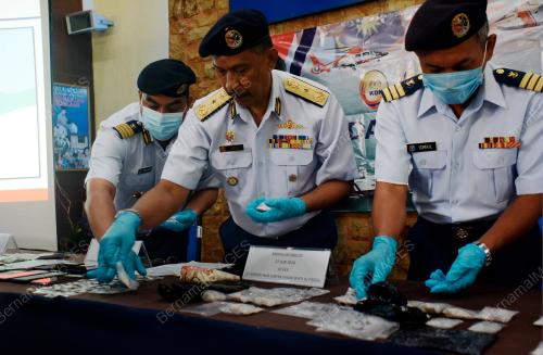 LAKSAMANA PERTAMA MARITIM AMRAN DAUD