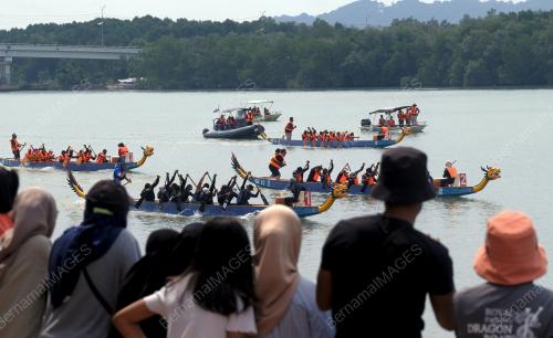 PERTANDINGAN PERAHU NAGA